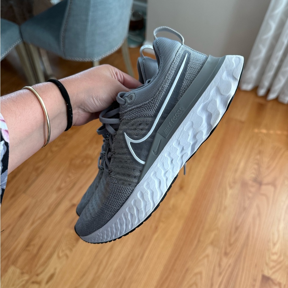 Nike Women's Gray Athletic Sneakers